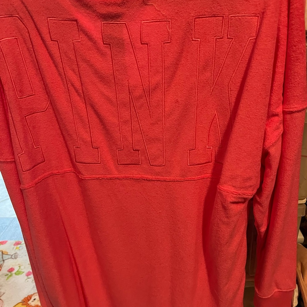 VS pink pullover